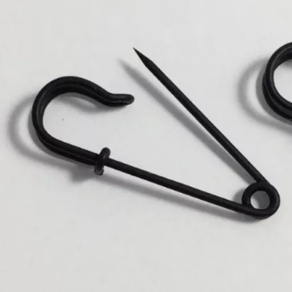 Black goth punk safety pin earrings - Picture 4 of 6